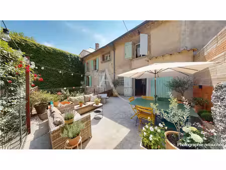 maison en pierre avec extérieur et grand garage