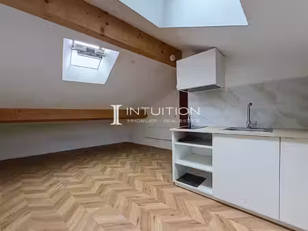 vallauris - centre-ville : studio au dernier étage