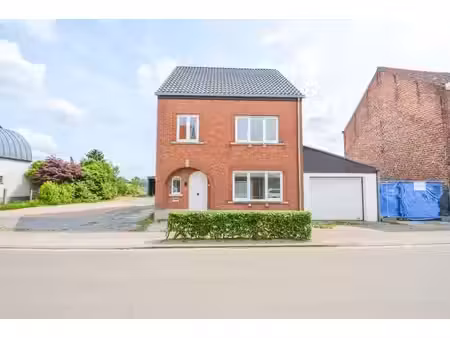 maison rénovée avec hangar  écuries et jardin d'hiver sur 32
