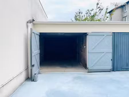 box garage fermé spacieux 13 5 m2 stockage voiture courbevoie la-garenne-colombes