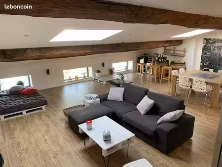 particulier loue appartement meublé de type t3 de 100 m2 au 4ème étage d’une copropriété t