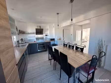 a loué un magnifique lumineux et meublé t3 traversant d’environ 70m2