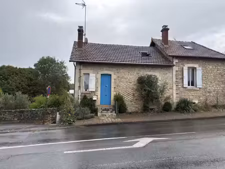 maison individuelle en pierres avec jardin