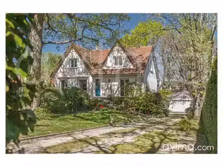 belle maison familiale édifiée sur un sous-sol total à deux