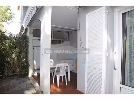 f2 meublé  terrasse  cave et parking