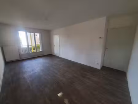 t4 - rez de chaussee avec balcon et stationnement sous sol