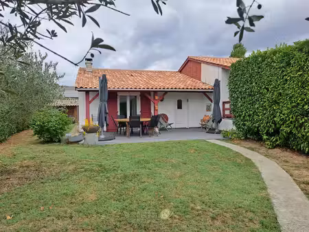 maison de charme avec jardin  à pied des commerces  avec un