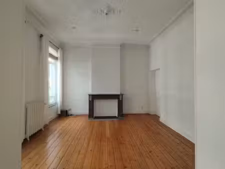 bel appartement de caractère 2 chambres tres lumineux