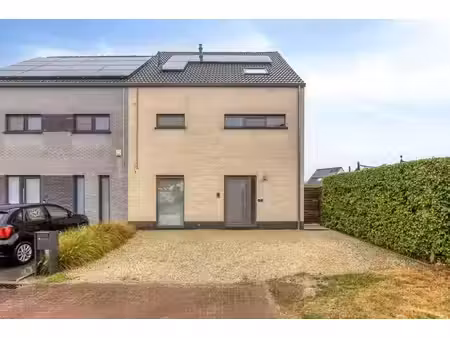 maison semi-ouverte de 5 chambres avec jardin
