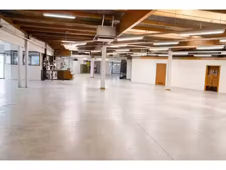 bâtiment multifonctionnel avec entrepôt à louer