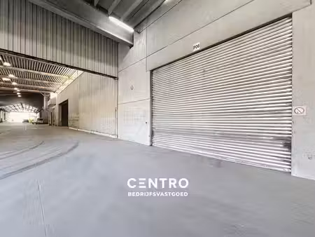 magazijn van 330m² met vrije hoogte van 7 90m op industri...