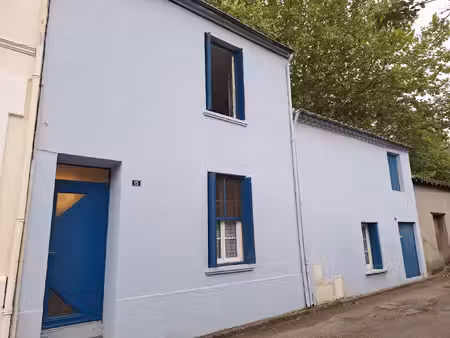 maison de ville en bord de rivière avec cour  spa et caves