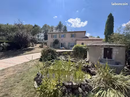 villa 9 pièces 137 m²