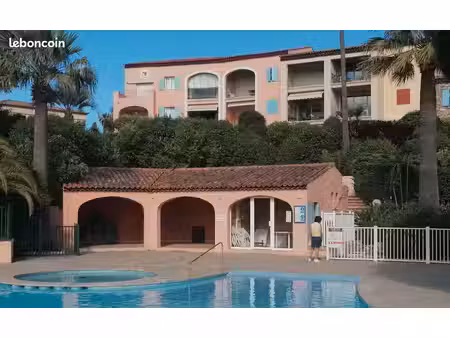 la croix valmer studio meublé à louer avec piscine et place de parking privative
