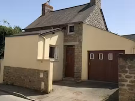 location maison avec jardin et garage en plein centre de broons