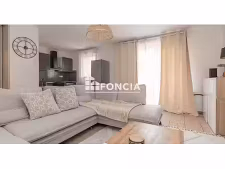 au calme de la campagne et la proximité de la ville  très agréable t2 avec grand balcon  p