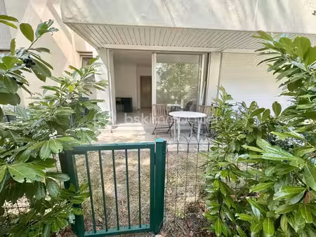 découvrez le charme d'un studio avec jardinet au cœur d'une résidence très recherchée