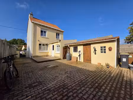 maison individuelle 2 chambres  1 bureau et grand jardin au fort vert