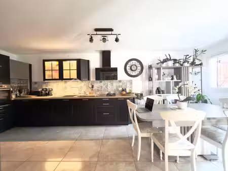 charmante maison de village rénovée avec garage  terrasses et jardin