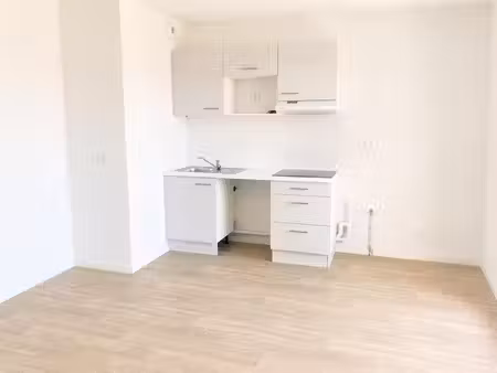 t2 avec loggia et garage à l'isle d'abeau