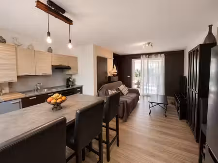 maison 66 m² avec façade en pierre – 2 chambres  véranda et extérieur à moulis-en-médoc