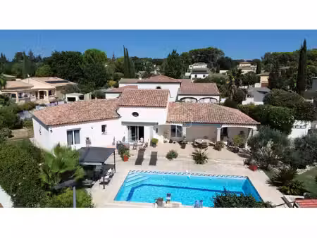 entre vignes  à verargues découvrez cette villa de plain-pied avec dépendance et piscine