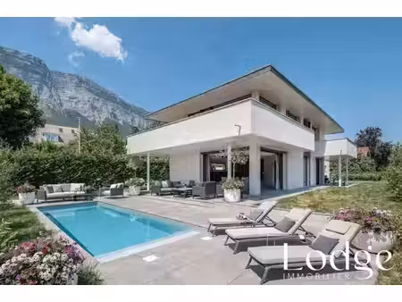 maison d'architecte avec vues exceptionnelles sur les massifs