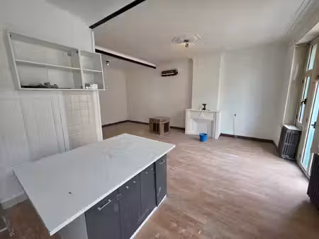 t3 lumineux de 93 m²  1er étage  disponible septembre