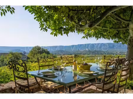 propriété du 18e siècle avec vue sur le luberon et appartement.