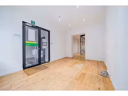 superbe emplacement pour ce commerce ou bureau