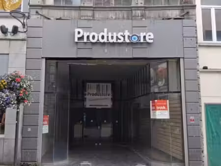 maison de commerce dans le piétonnier de mons.
