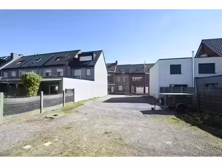 interessante bouwgrond met 4 garageboxen.