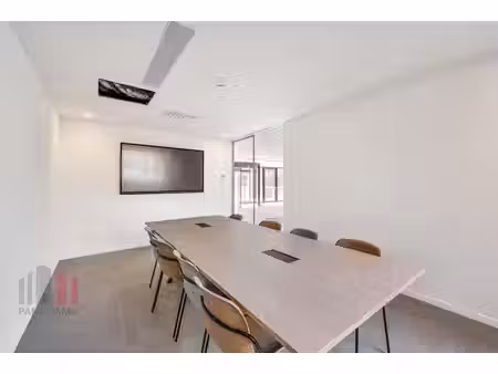 454 m² de bureaux prêts à l'emploi près de la r4