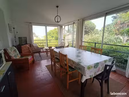 grand f3 meublé avec coin jardin dans villa au racou