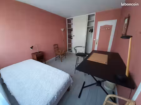 chambre claire et spacieuse