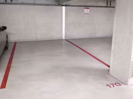 grande place de parking 18m2 proche rond point du cern dans résidence securisée