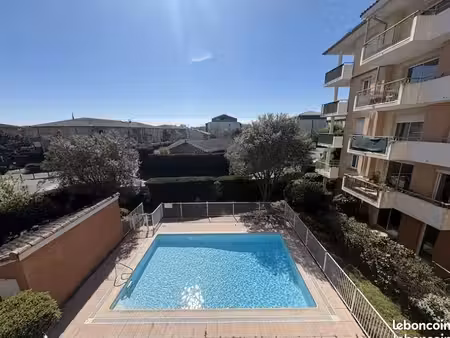 t2 meublé lumineux dans résidence calme sécurisée avec piscine