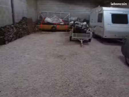 emplacement de stockage sous hangar
