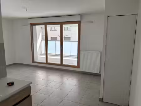 studio 27m2 avec terrasse en plein coeur de lyon 8eme