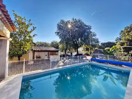 villa 5 pièces de 170 m2 avec piscine sur une parcelle arbor