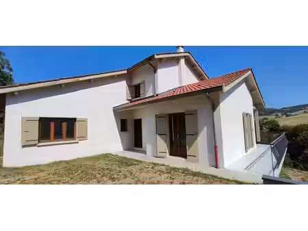 une maison familiale au calme  avec vue et beau potentiel