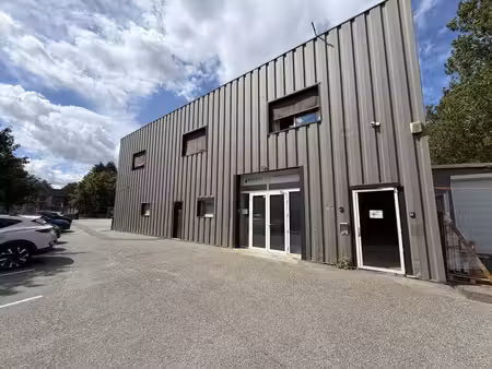 location entrepôt montigny-le-bretonneux 78180 140m²