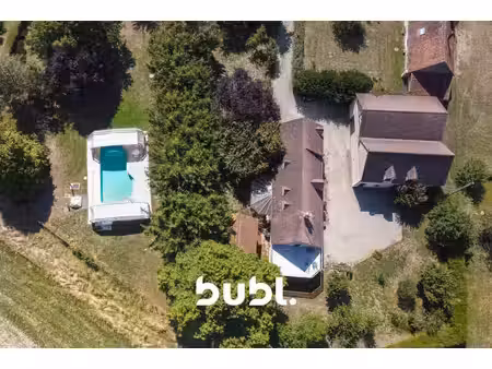 corps de ferme rénové avec piscine et dépendances aménageabl