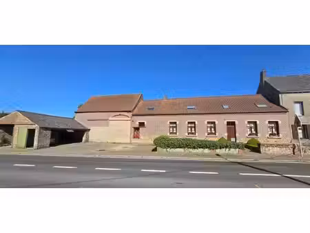 ancienne ferme restaurée sur 27a 38ca avec grange et annexes