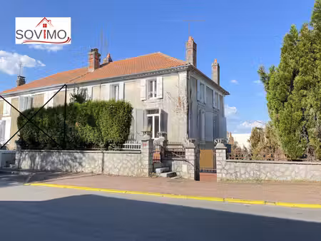 maison de ville à rénover : jardin  garage et beau potentiel