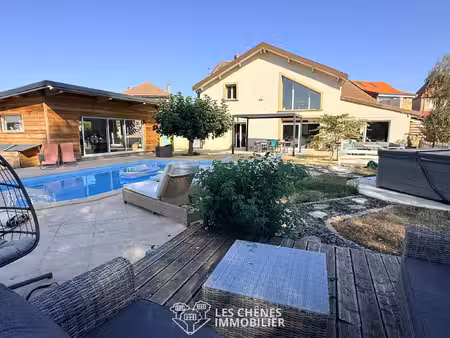 propriété d'exception avec piscine  espace bien-être et mais