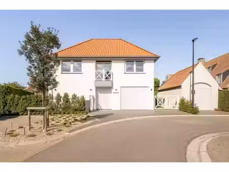 villa exceptionnelle de luxe avec piscine dans une rue sans