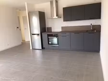 t3 de 2020  66m2  300m école primaire  12 mn autoroute  calme  cave et 2 garages fermés  b