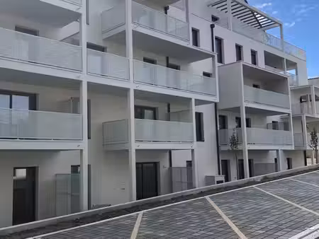 a louer appartement t3 comprenant une entrée avec placard  une cuisine aménagée et équipée