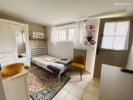 charmant studio meublé refait à neuf sur jardin / accès a13 / a 14 / ligne j (st lazare)